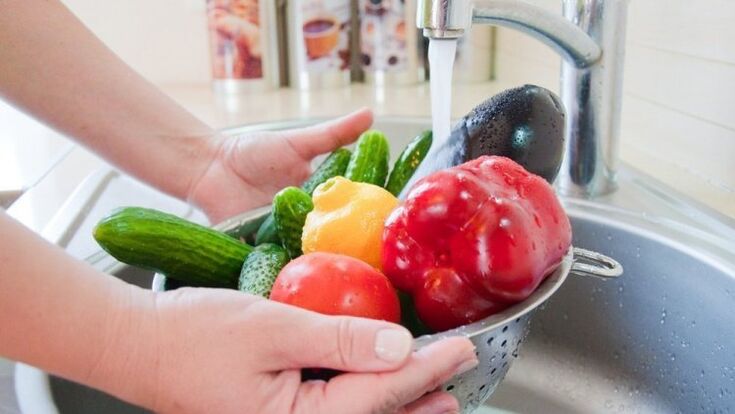 Waschen Sie Gemüse und Obst als vorbeugende Maßnahme gegen Parasiten.